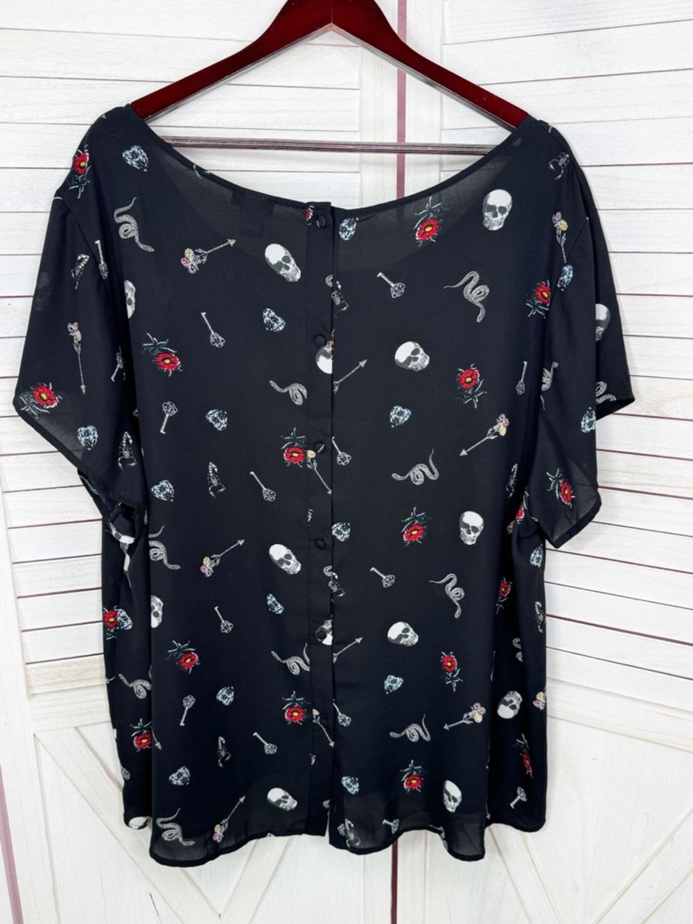 Torrid Gothic Skulls Print Chiffon Button Back Pocket Tee Blouse Black 4X - Picture 9 of 12
